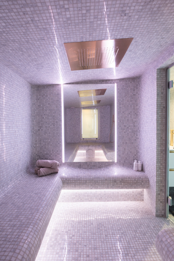 Aménagement d'une grande salle de bain grise et rose éclectique avec un carrelage gris, un mur gris, hammam, un sol gris, une cabine de douche à porte battante et un banc de douche.
