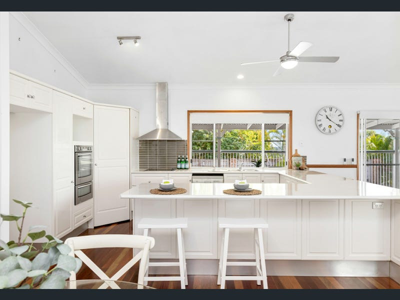 This is an example of a tropical kitchen in Sunshine Coast.