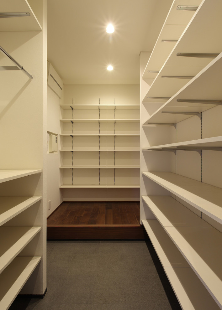 Inspiration for a modern storage and wardrobe in Kobe.