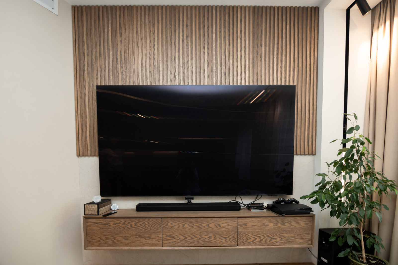 Современная кухня-гостиная с необычной барной стойкой и ТВ-зоной