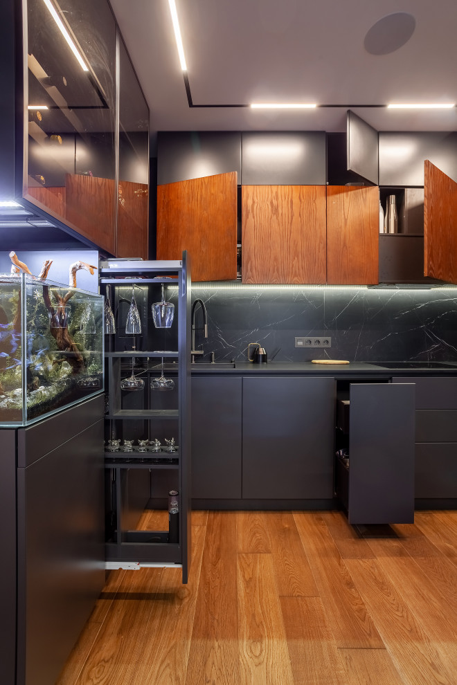 Кухня с тремя типами фасадов, встроенным аквариумом и волшебным уголком