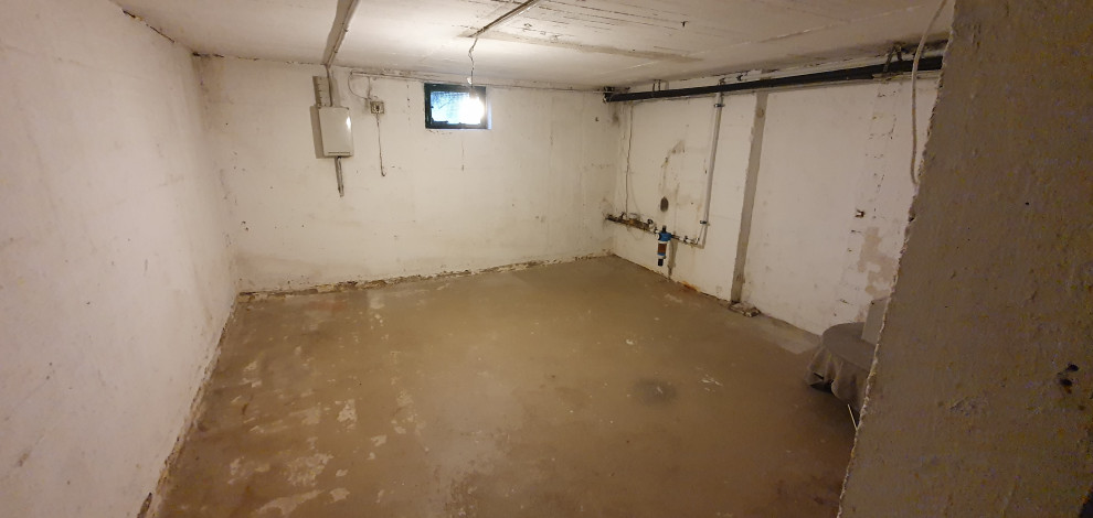 Jugendzimmer mit weißer Wandfarbe, hellem Holzboden und braunem Boden in Cologne