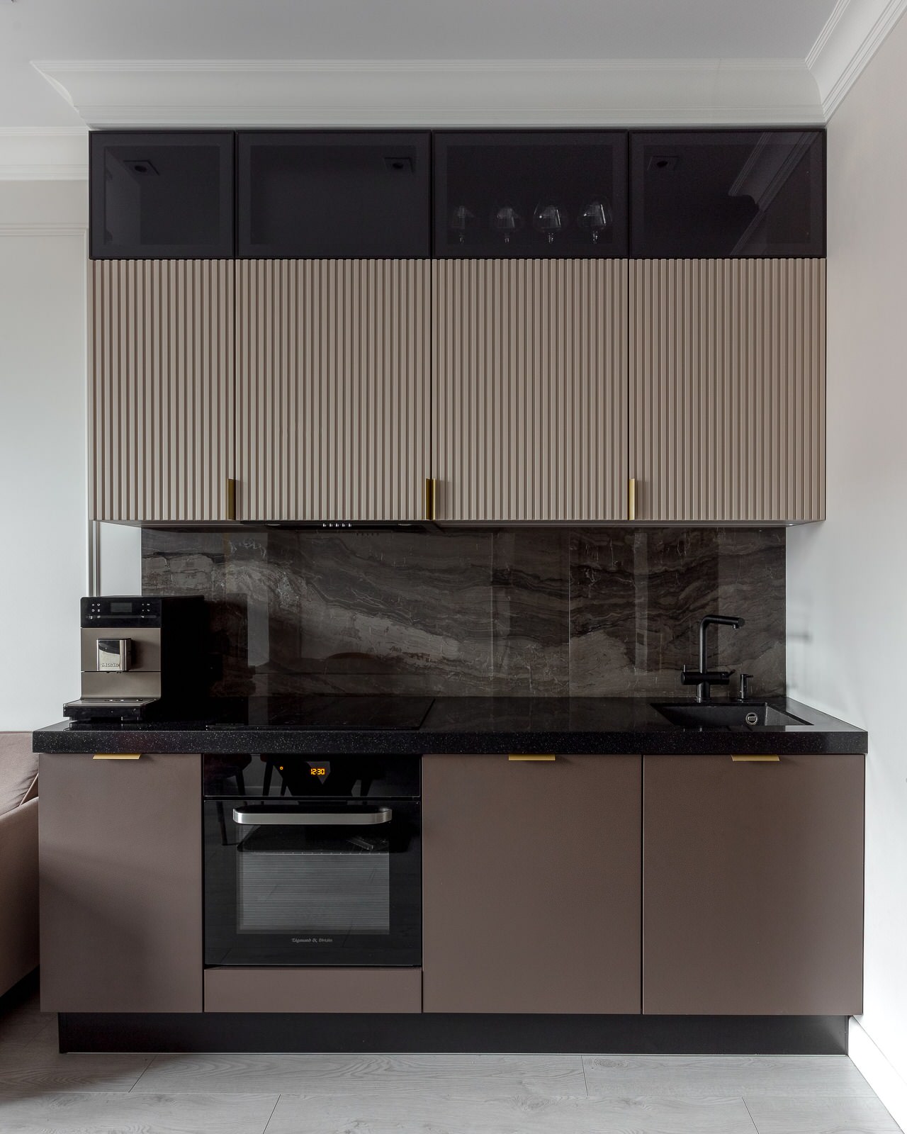 Рабочая зона с мойкой и кварцевым фартуком