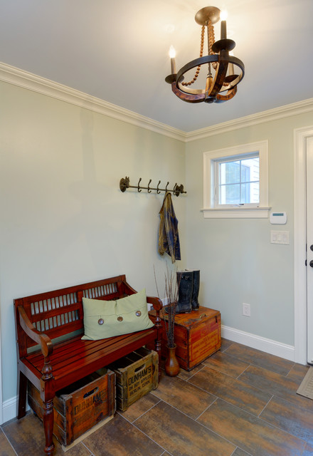 Tradition mud room remodel, crown molding, tile floor, bench seat klassisch-eingang