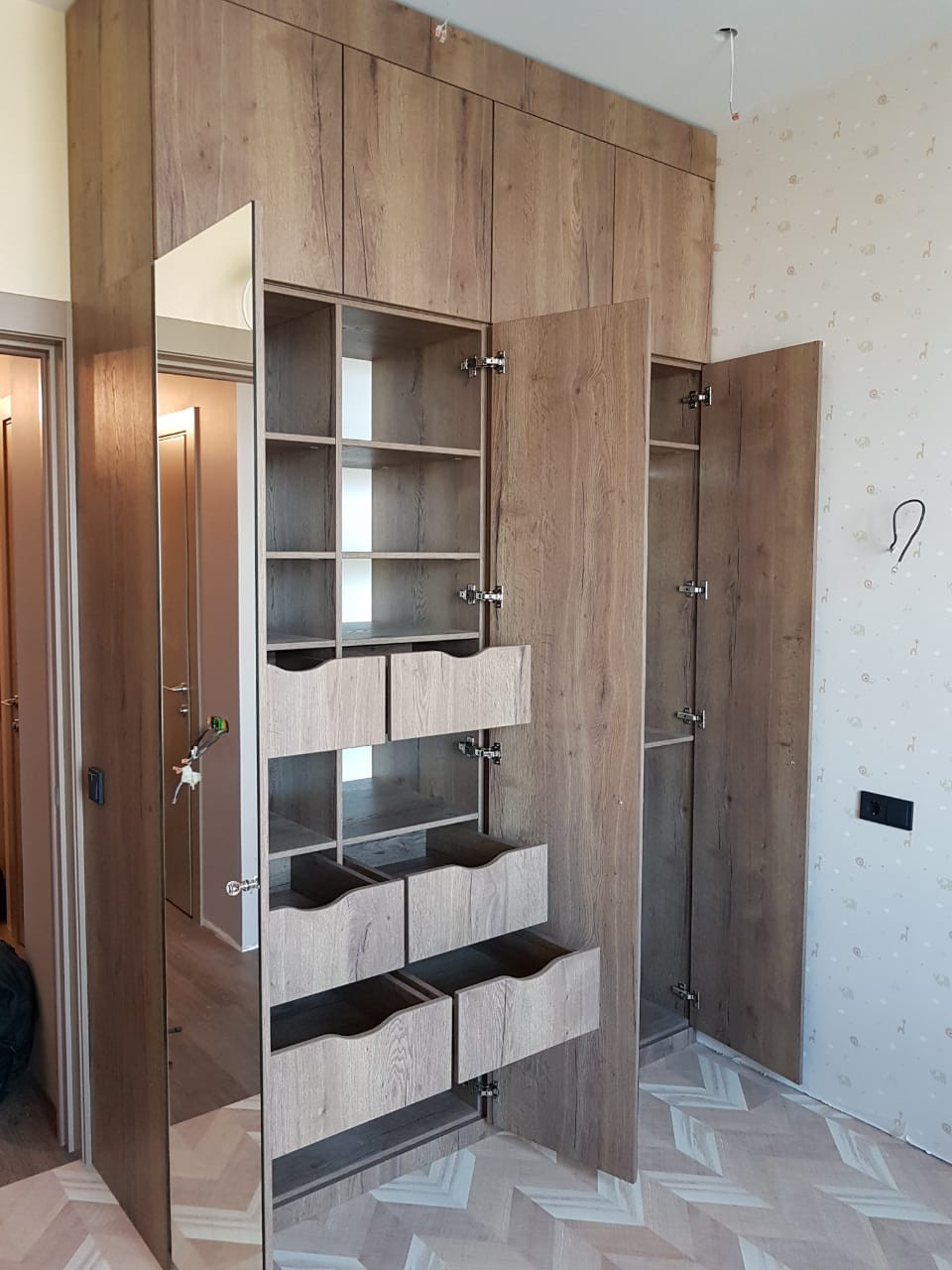 Шкаф распашной.