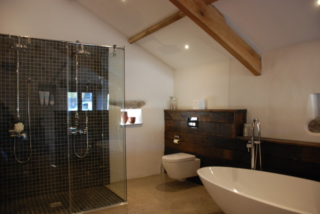 Grade II* Listed Medieval Barn Conversion, Cornwall trendy-badevaerelse