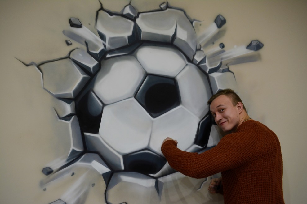 Мяч в стене