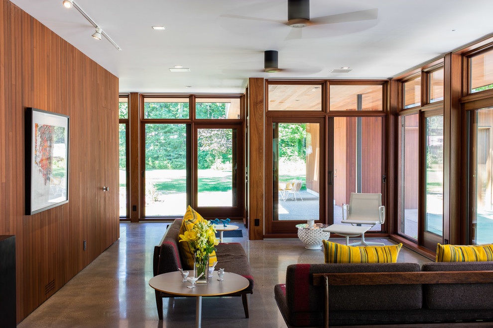This is an example of a midcentury verandah in Grand Rapids.