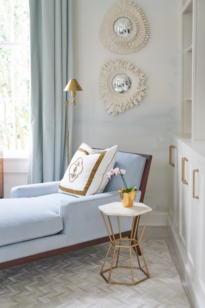 Пример оригинального дизайна: большая открытая гостиная комната в классическом стиле с синими стенами, светлым паркетным полом, стандартным камином, фасадом камина из дерева, мультимедийным центром, белым полом и обоями на стенах
