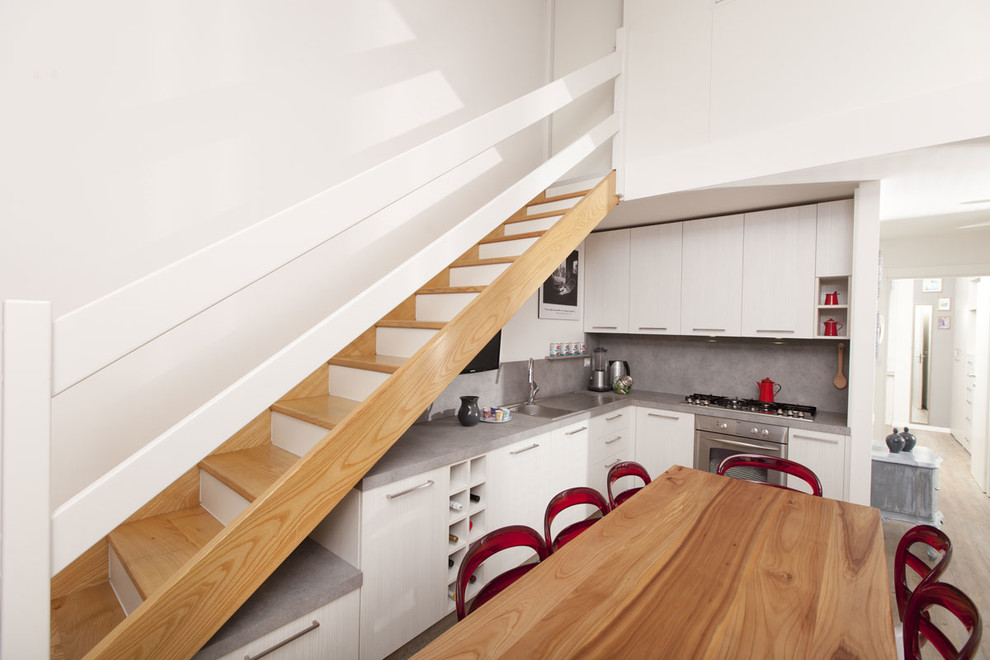 Inspiration for a mid-sized modern l-shaped eat-in kitchen in Milan with flat-panel cabinets.