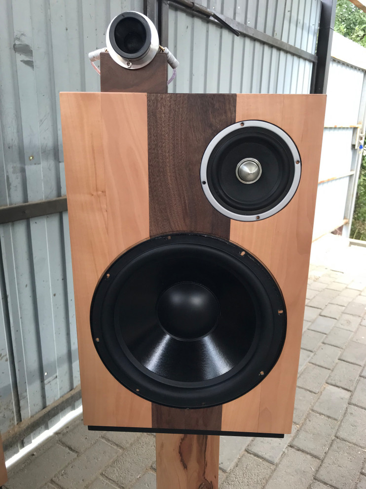 Акустика из груши и ореха.