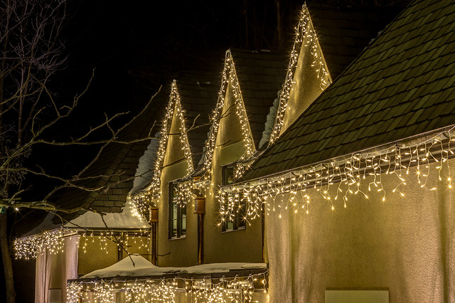 26 фото: Новогодняя подсветка загородного дома - как украсить дом снаружи и  участок на Новый Год | Houzz Россия