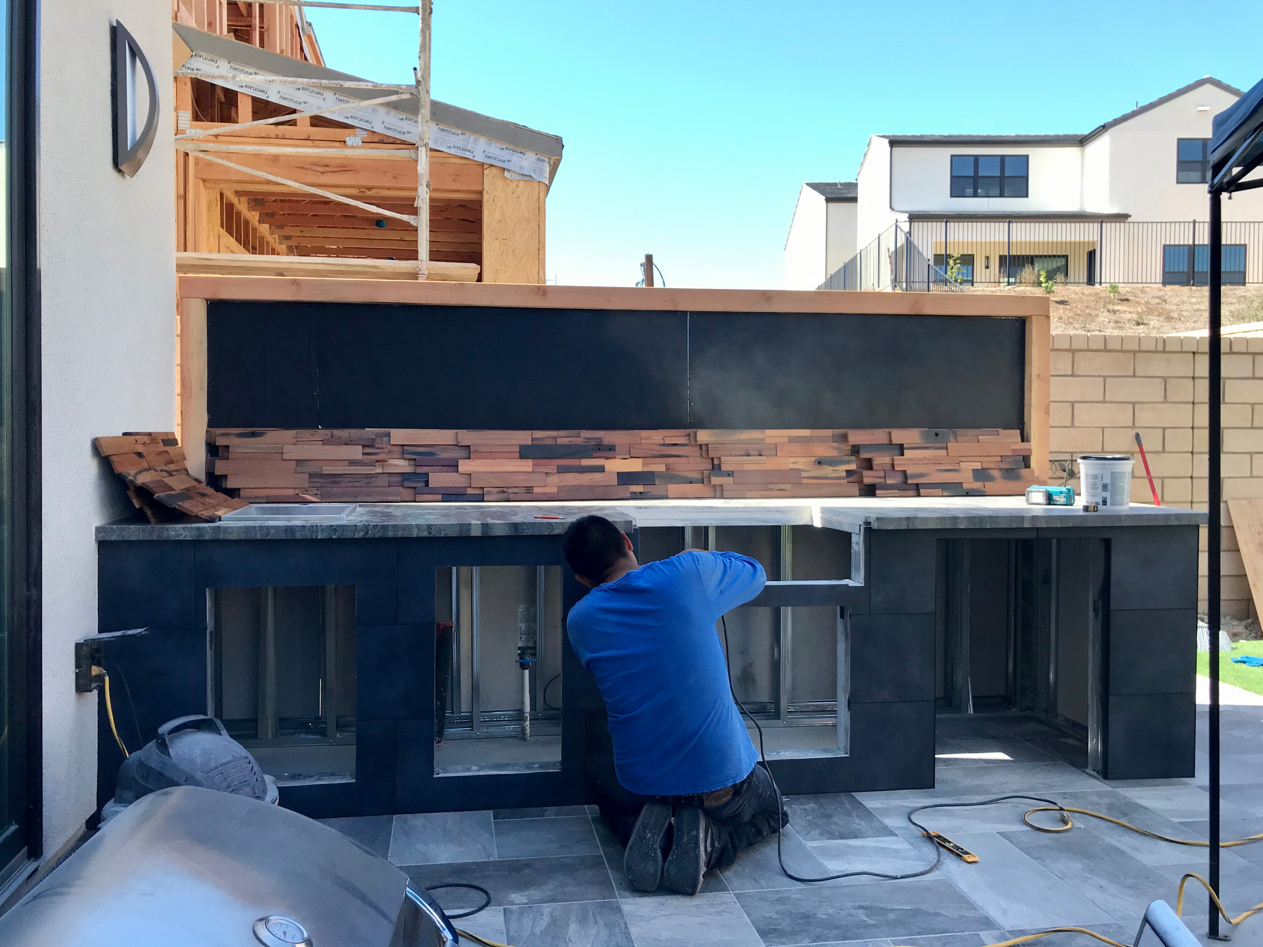 Outdoor Kitchen Island and Backdrop in Carmel Valley
