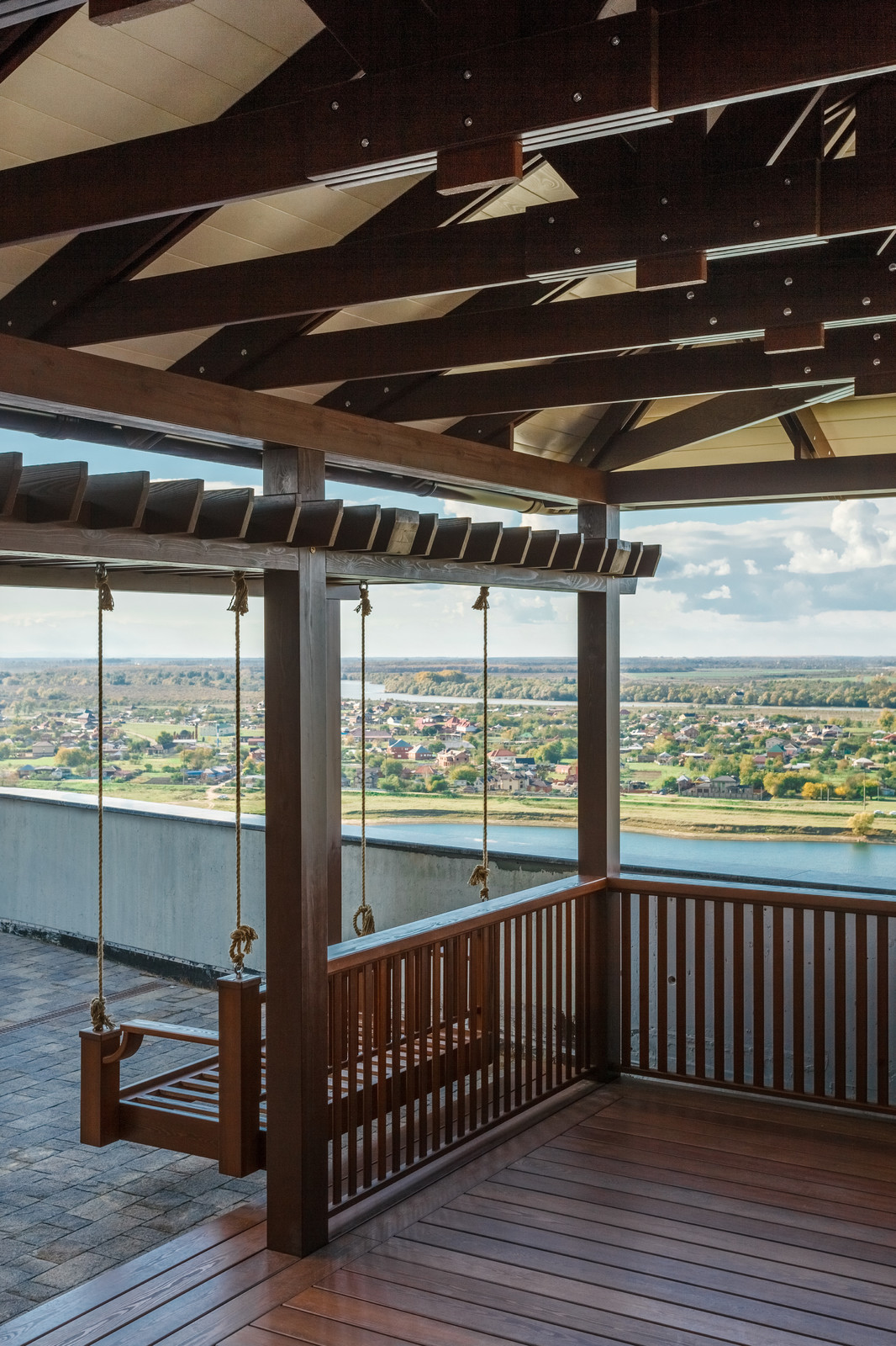 Качели на эксплуатируемой кровле из лиственницы