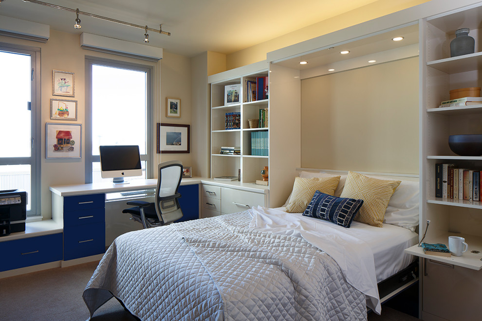 На фото: маленькая гостевая спальня (комната для гостей) в стиле модернизм с бежевыми стенами, ковровым покрытием, бежевым полом и деревянным потолком для на участке и в саду с