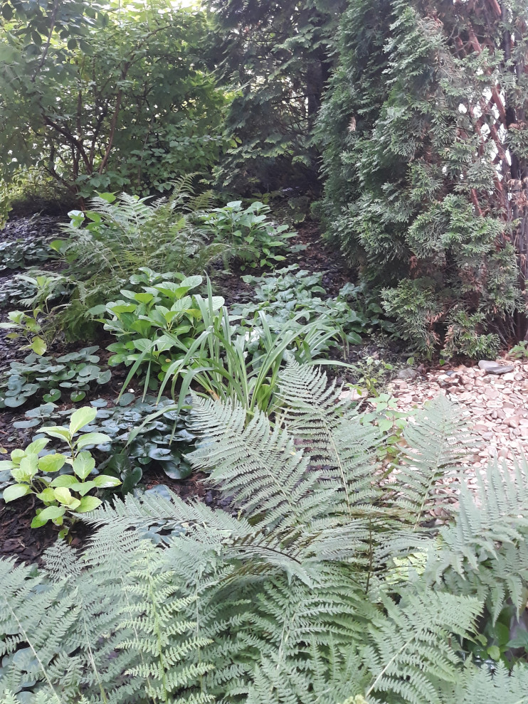 Палисадник с бетонными колодцами