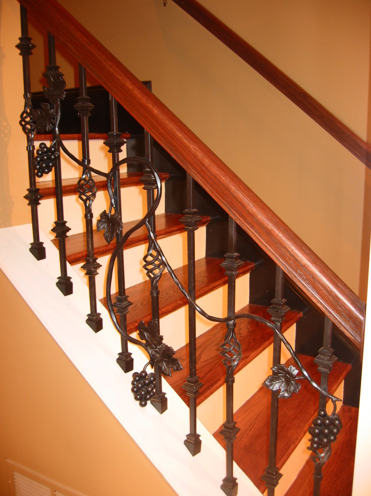 Idéer för en mellanstor rustik rak trappa i trä, med sättsteg i trä och räcke i trä