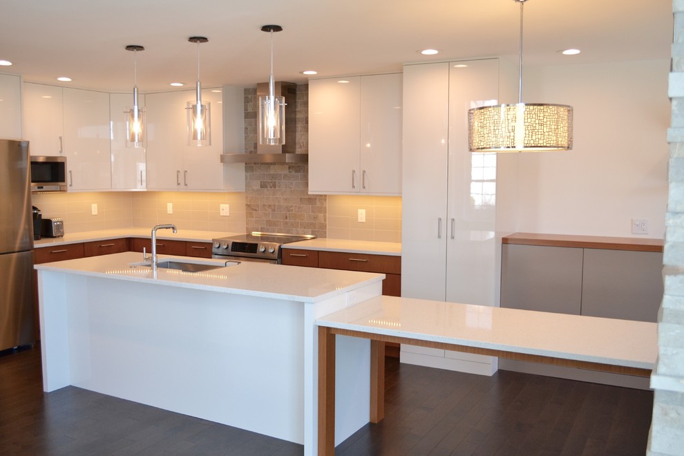 Design ideas for a modern kitchen in Boston with with island.