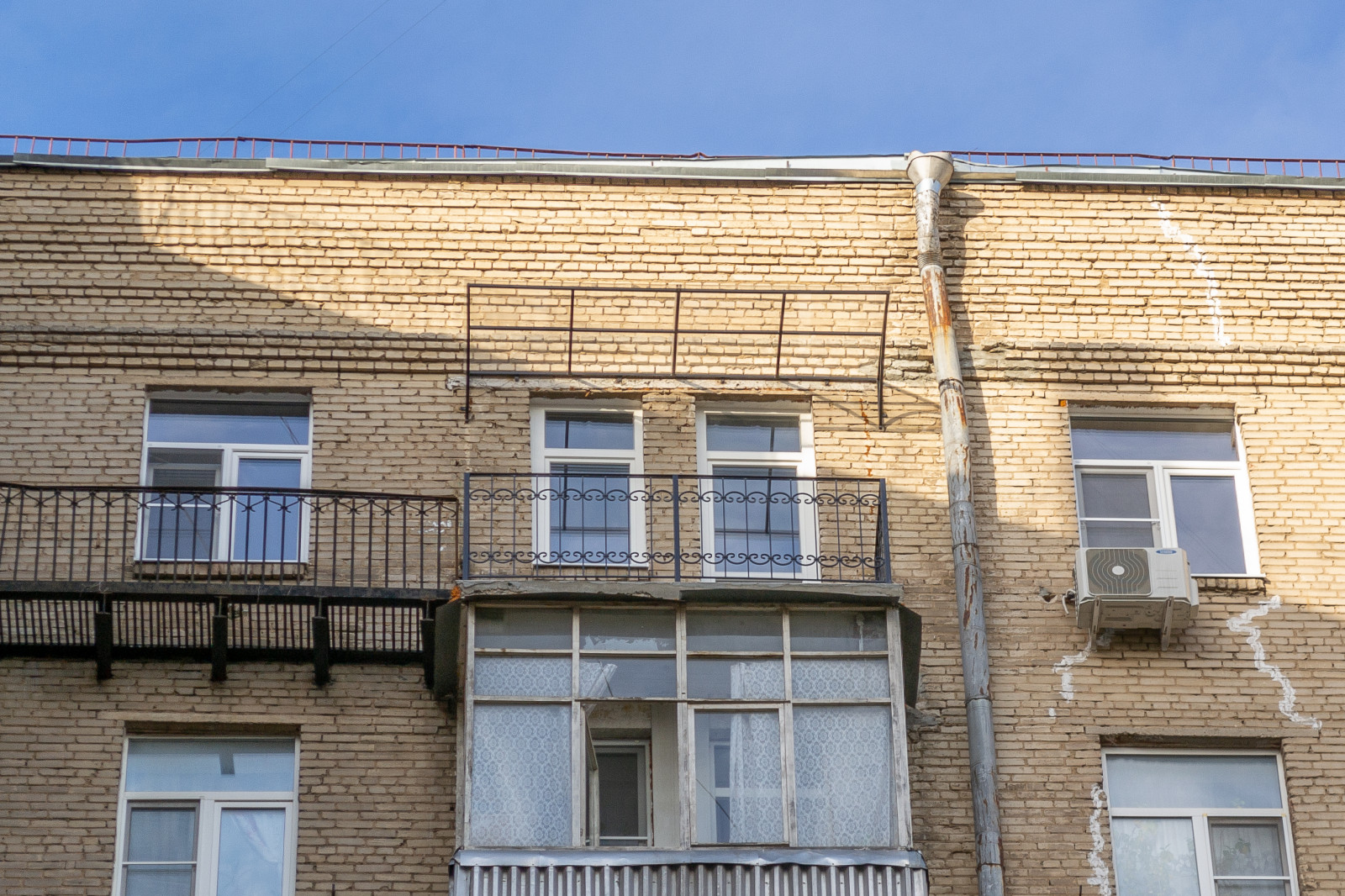 Окна из лиственницы, подоконники и столешница из искусственного камня