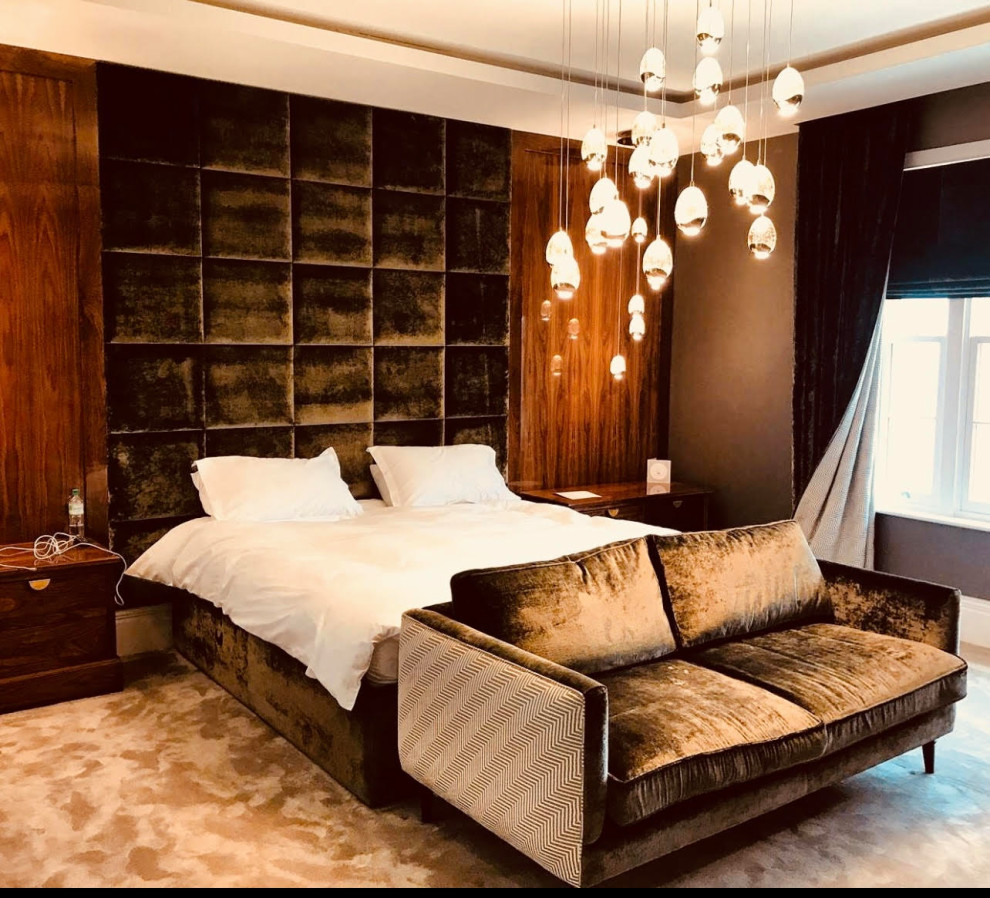 Geräumiges Modernes Hauptschlafzimmer mit brauner Wandfarbe, Teppichboden, beigem Boden, eingelassener Decke und Tapetenwänden in Sonstige