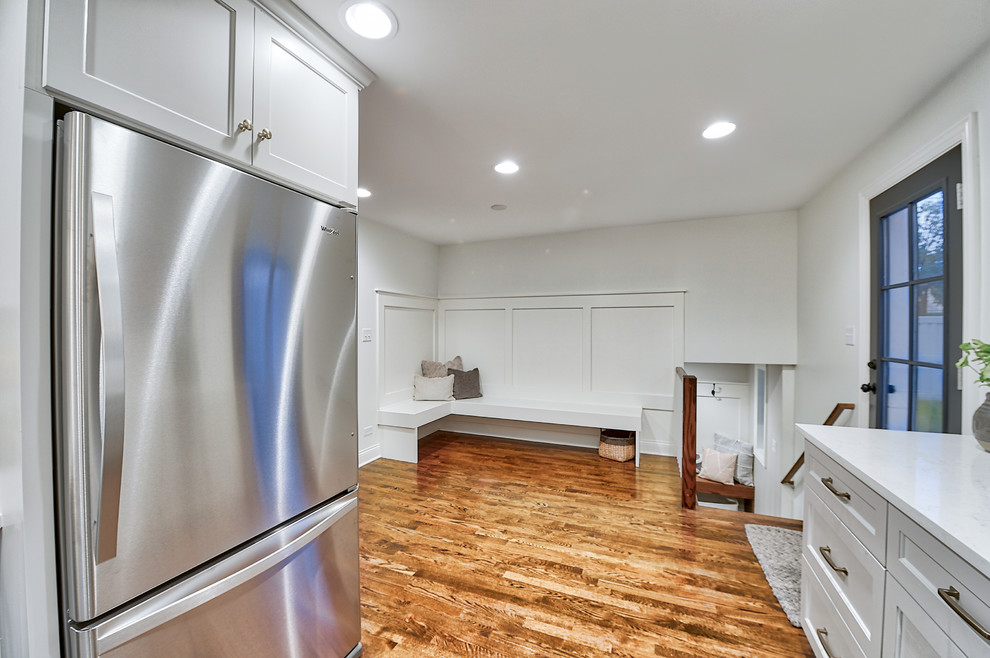 Kitchen - transitional kitchen idea in Chicago