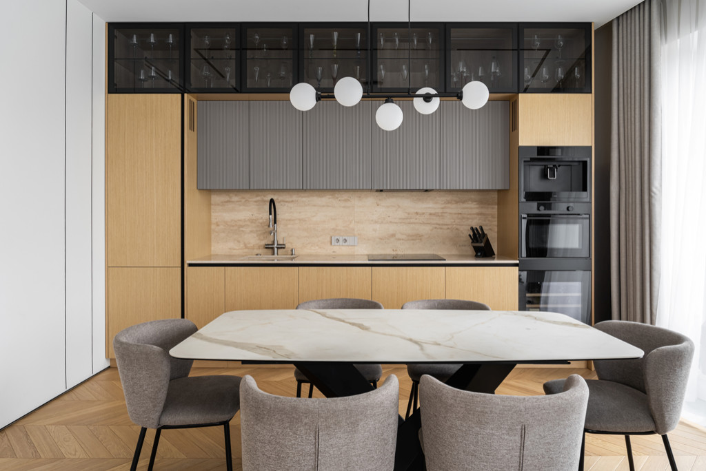 Современная кухня с фасадами из натурального шпона