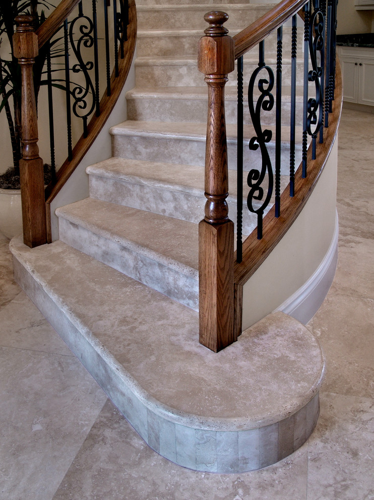 Пример оригинального дизайна: изогнутая лестница среднего размера в классическом стиле с ступенями из плитки и подступенками из плитки