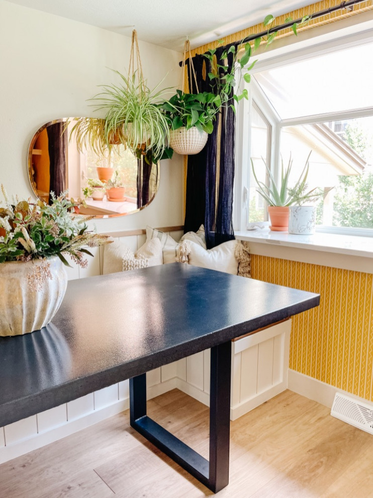 Exemple d'une salle à manger éclectique avec une banquette d'angle, un mur jaune, un sol en vinyl, un sol beige et du papier peint.