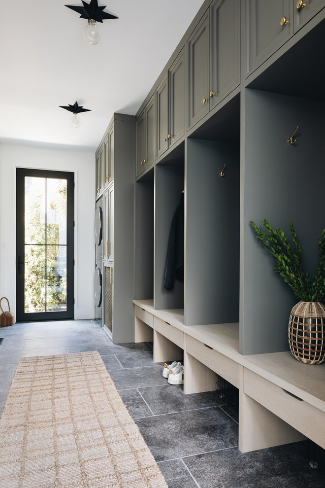 Example of a transitional entryway design in Chicago