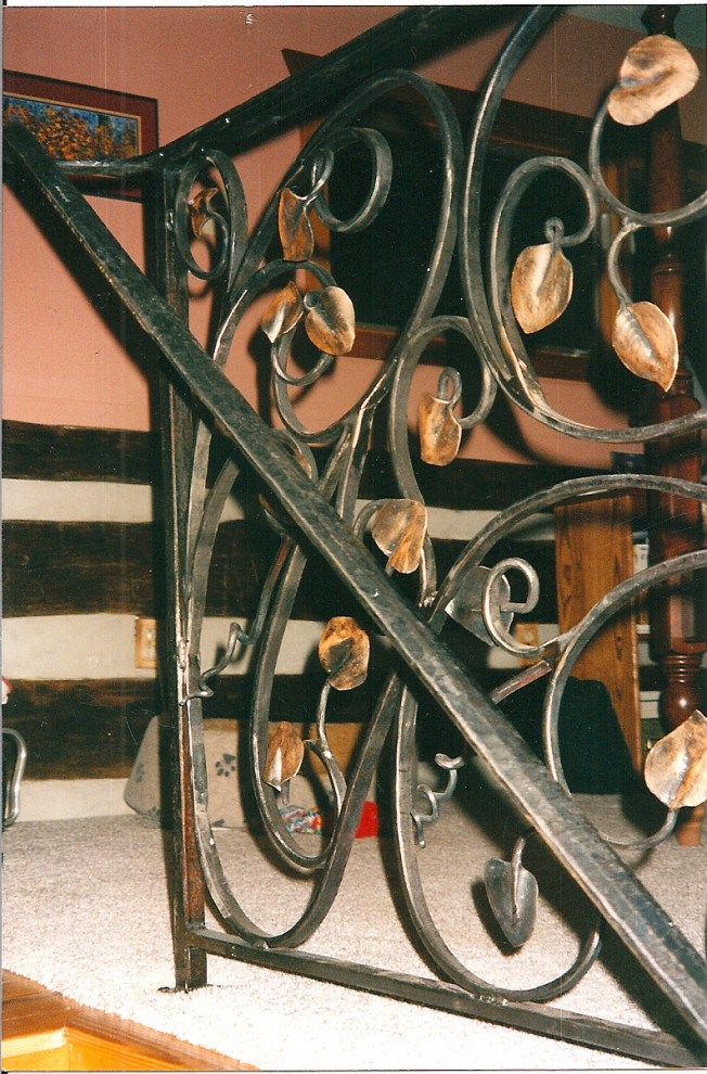 Réalisation d'un petit escalier droit chalet en bois avec des marches en bois, des contremarches en bois et un garde-corps en métal.