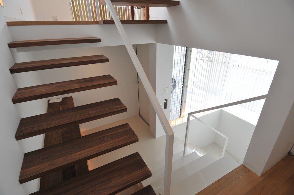 Photo of a small contemporary staircase in Tokyo.
