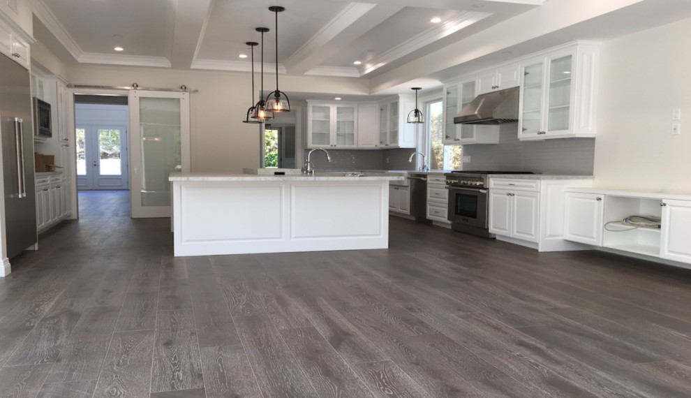 Example of a transitional kitchen design in Chicago