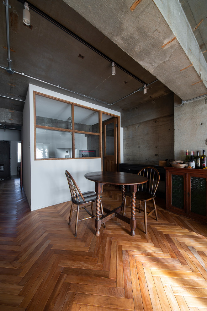 大阪にあるインダストリアルスタイルのおしゃれなLDK (グレーの壁、無垢フローリング、暖炉なし、茶色い床、表し梁、グレーの天井) の写真