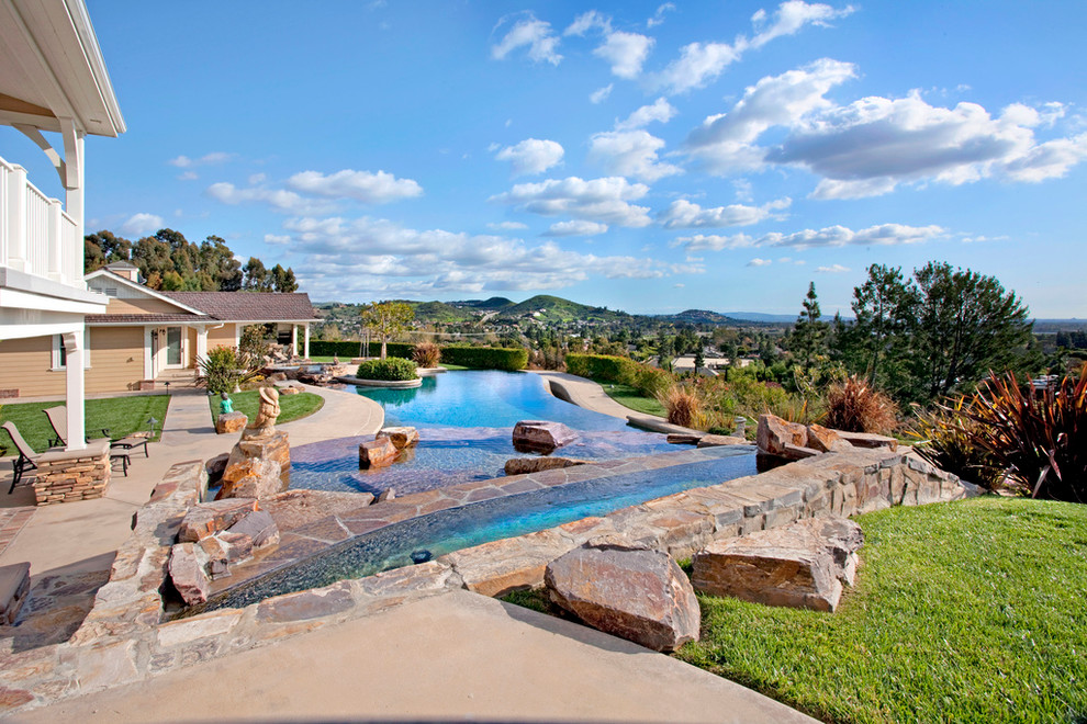 Design ideas for a traditional custom-shaped infinity pool in Orange County.
