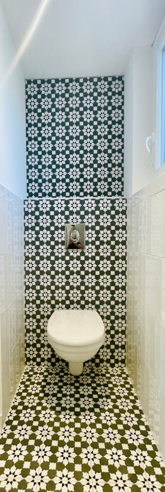 Immagine di una stanza da bagno padronale mediterranea di medie dimensioni con vasca sottopiano, doccia aperta, WC sospeso, piastrelle a listelli, pareti bianche, pavimento in cementine, lavabo da incasso, top in legno, pavimento verde e un lavabo