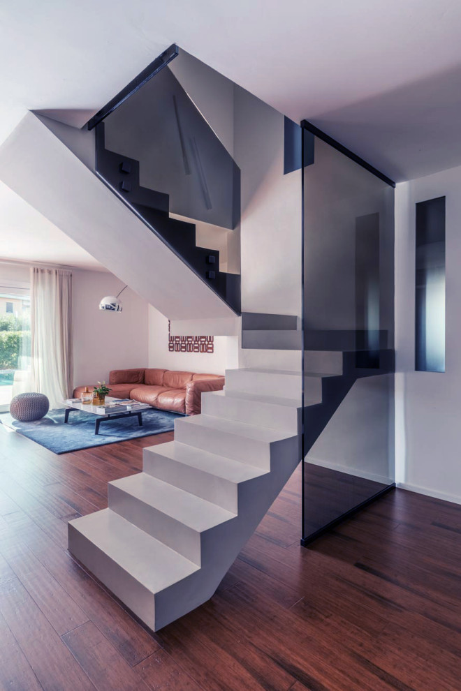 Idéer för mellanstora funkis trappor, med sättsteg i betong och räcke i glas