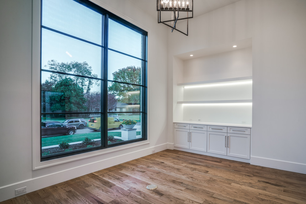 Transitional home design photo in Dallas