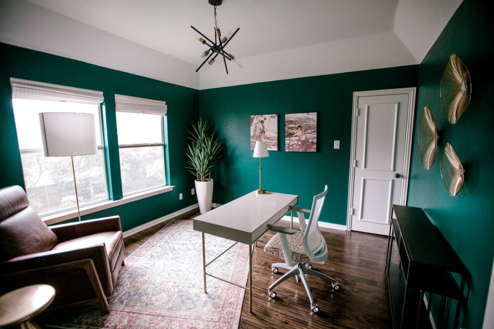 Idéer för ett mellanstort modernt arbetsrum, med gröna väggar och mörkt trägolv