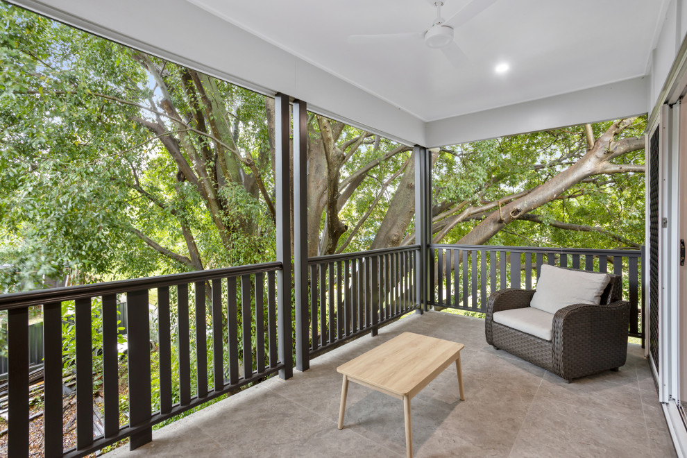 Imagen de balcones campestre de tamaño medio con privacidad y barandilla de madera