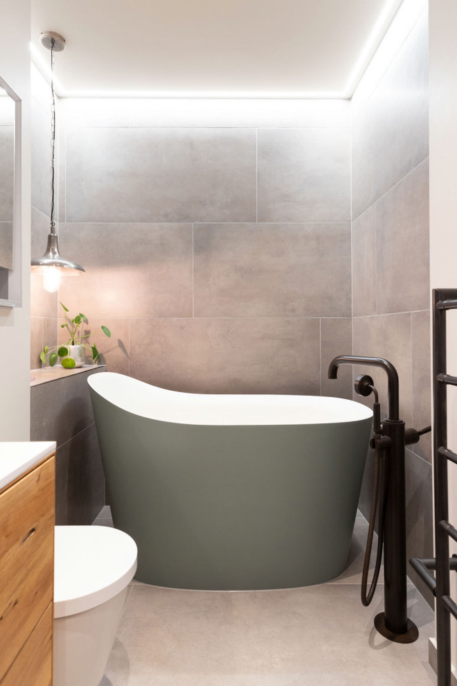 Идея дизайна: ванная комната среднего размера в классическом стиле с коричневыми стенами и коричневым полом