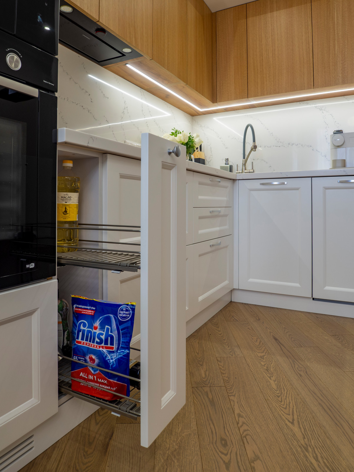 Уютная белая неоклассическая кухня с элементами под дерево