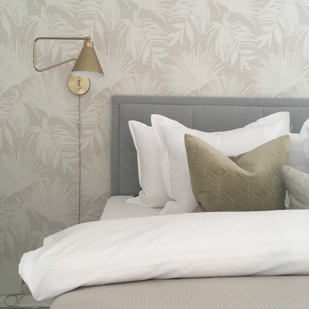 Стильный дизайн: большая хозяйская спальня в морском стиле с бежевыми стенами, светлым паркетным полом и обоями на стенах - последний тренд