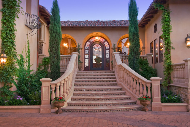 Tuscan Hillside mediterraneen-facade