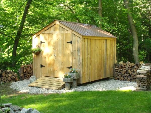 Design ideas for a mid-sized traditional detached garden shed in Bridgeport.