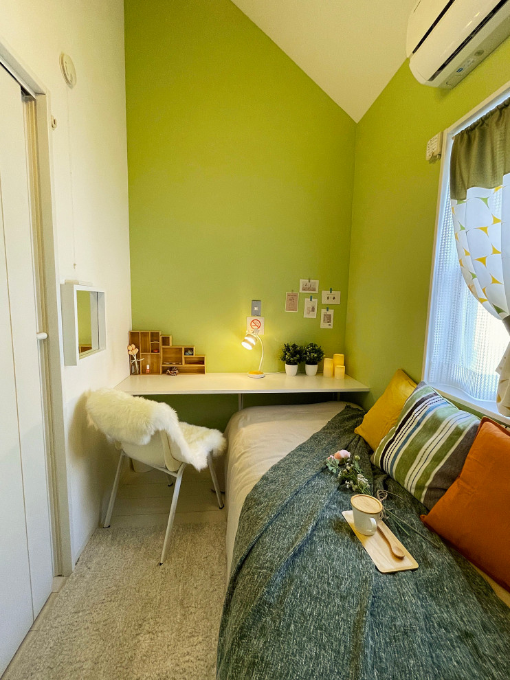 Aménagement d'une petite chambre scandinave avec un mur vert, un sol en contreplaqué, un sol beige, un plafond en papier peint et du papier peint.