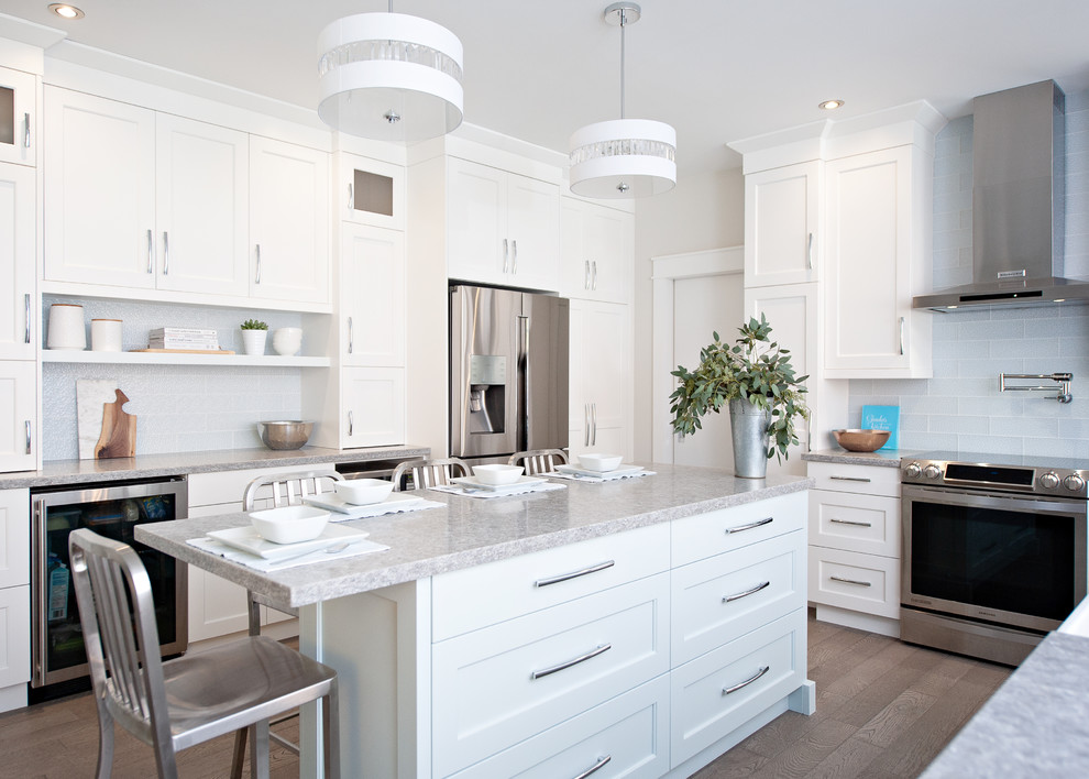 Kitchen - transitional kitchen idea in Toronto