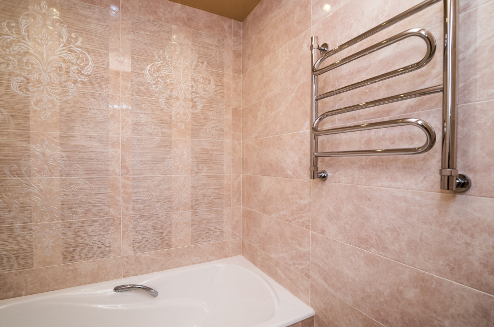 На фото: главная ванная комната среднего размера: освещение в современном стиле с белыми фасадами, коричневой плиткой, керамической плиткой, коричневыми стенами, полом из керамической плитки, серым полом и обоями на стенах с