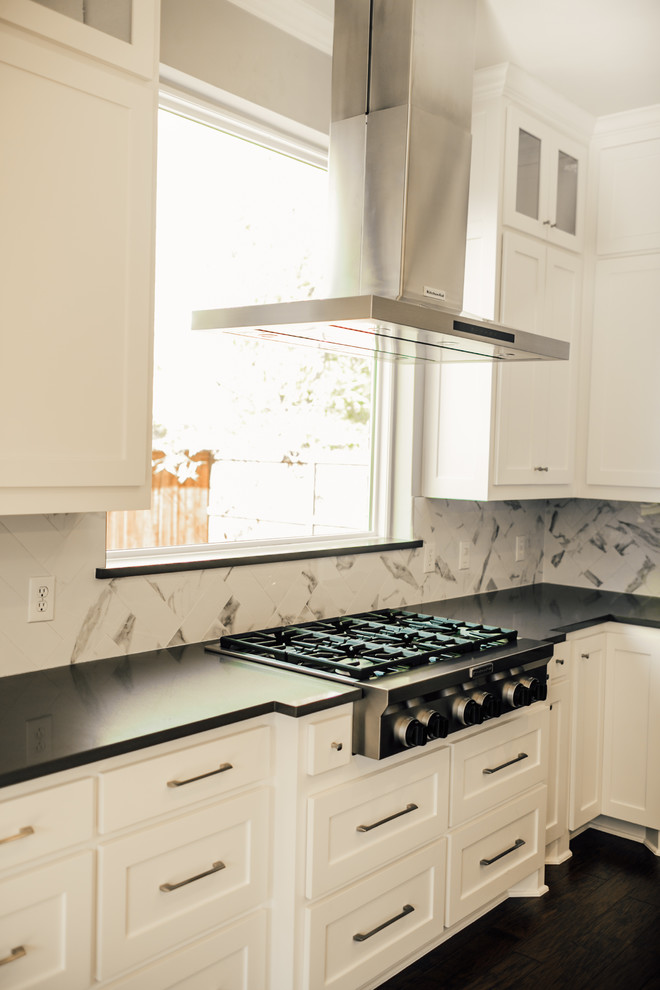 Inspiration for a modern kitchen remodel in Dallas