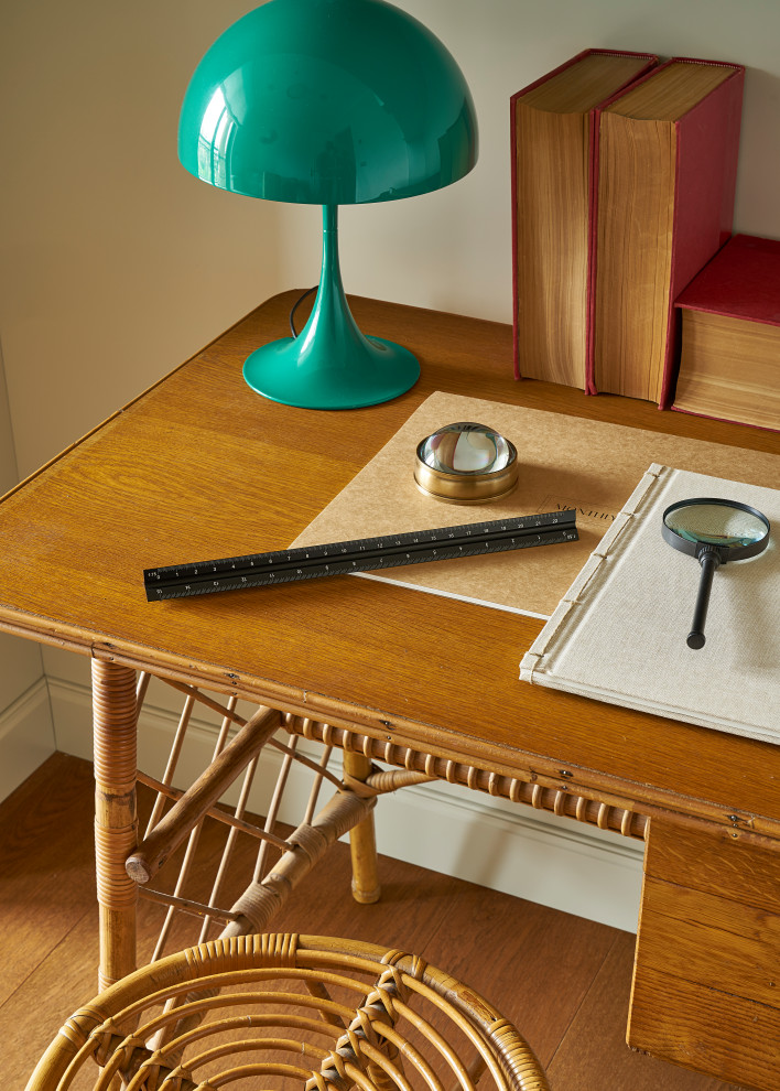 Foto de despacho bohemio con paredes beige, suelo de madera en tonos medios y escritorio independiente