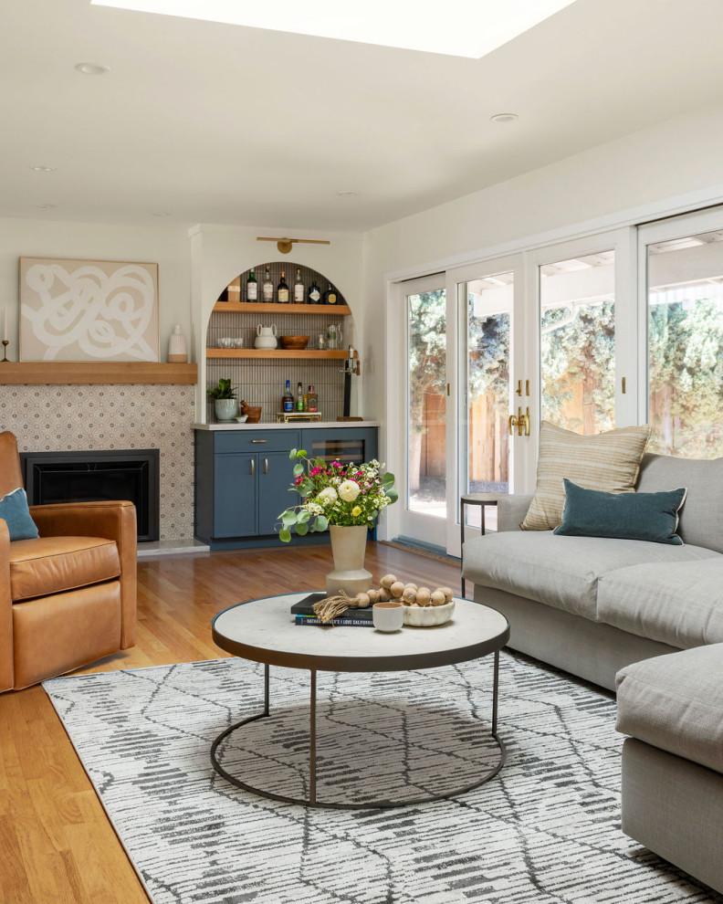 Example of a transitional living room design in San Francisco